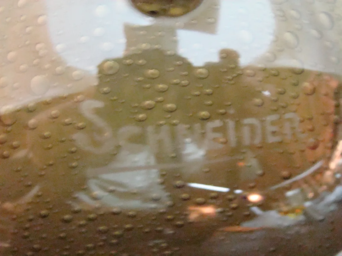 vidrio firmado por schneider con gotas de agua en la superficie
