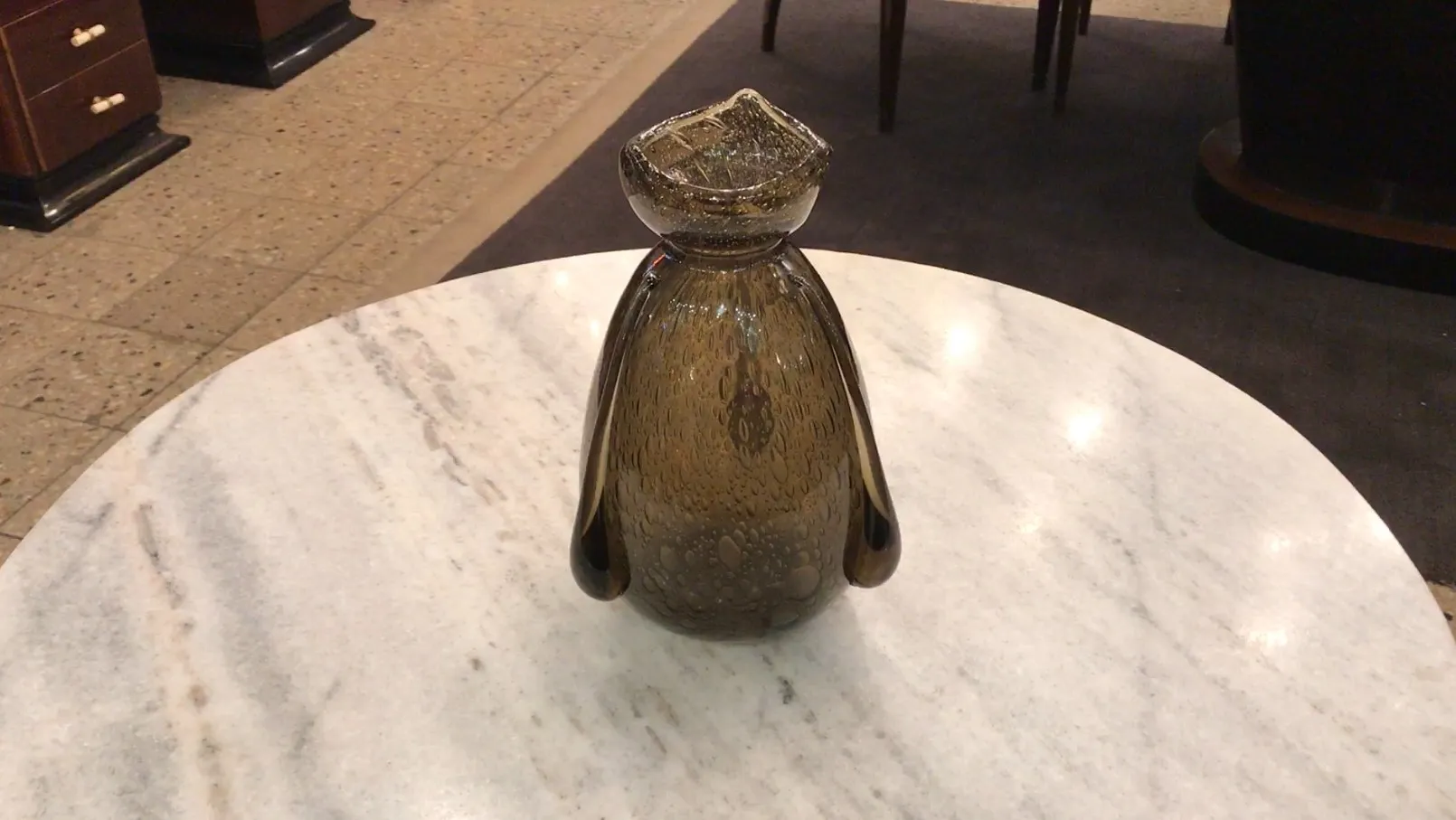 antikes signiertes Glas mit Blasen, ausgestellt