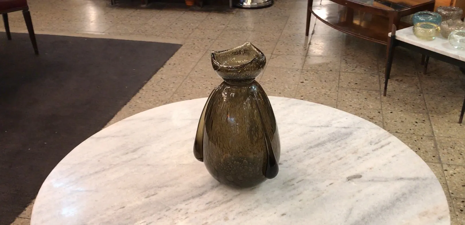 vidro antigo com assinatura, forma distinta, fundo escuro, ambiente elegante