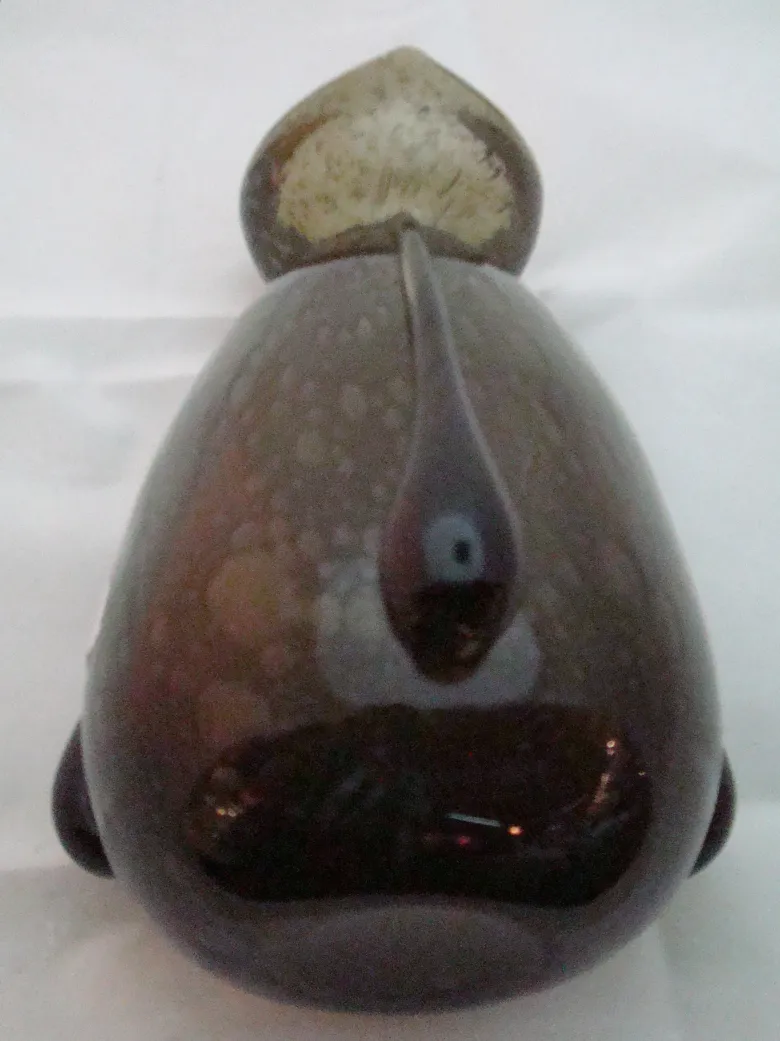 Antikes signiertes Glas von Schneider in ovaler Form und braunen Tönen.