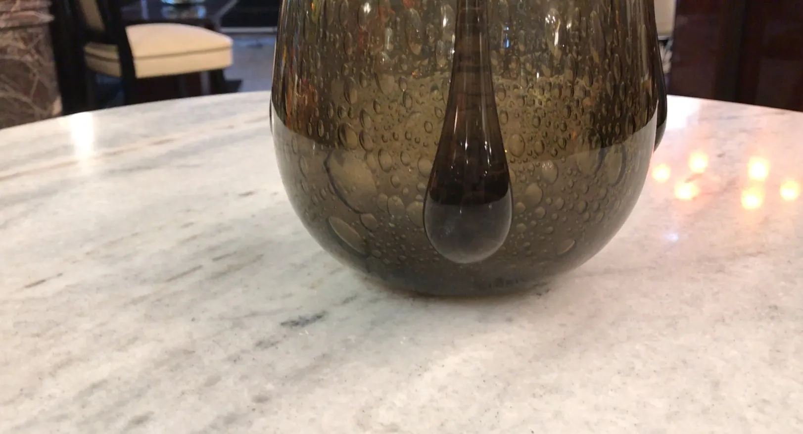 Verre signé marron avec des bulles, décoration classique.