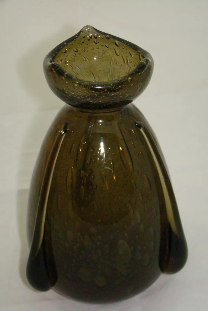 Vidrio antiguo firmado con textura y color marrón