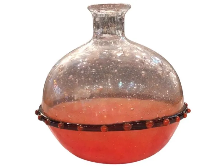 vidro assinado antigo com base vermelha e detalhe decorativo