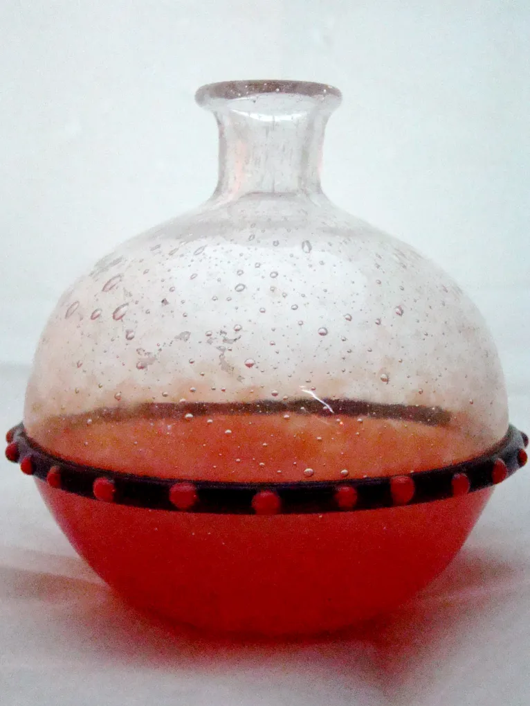 verre ancien avec gouttes et base décorative