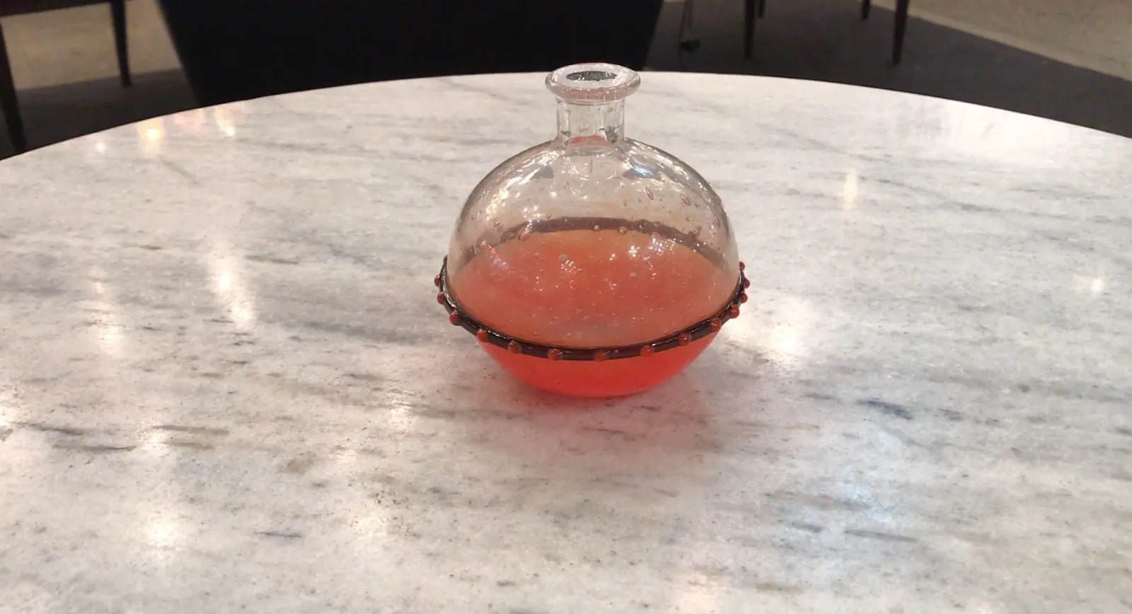 Verre signé Schneider avec des détails en rose et noir.