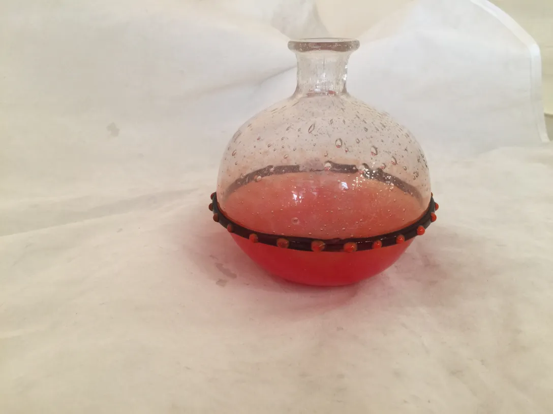verre ancien signé avec base rouge et détails noirs