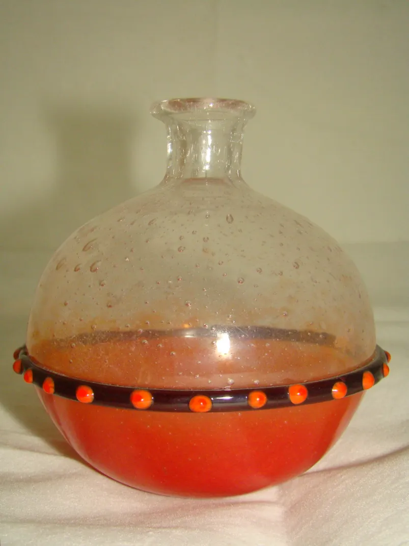 vetro antico con dettagli colorati