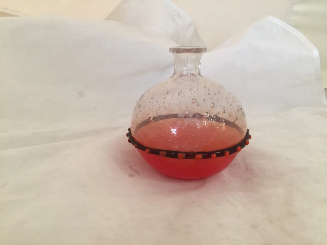 Verre signé de Schneider avec un design ancien rouge.