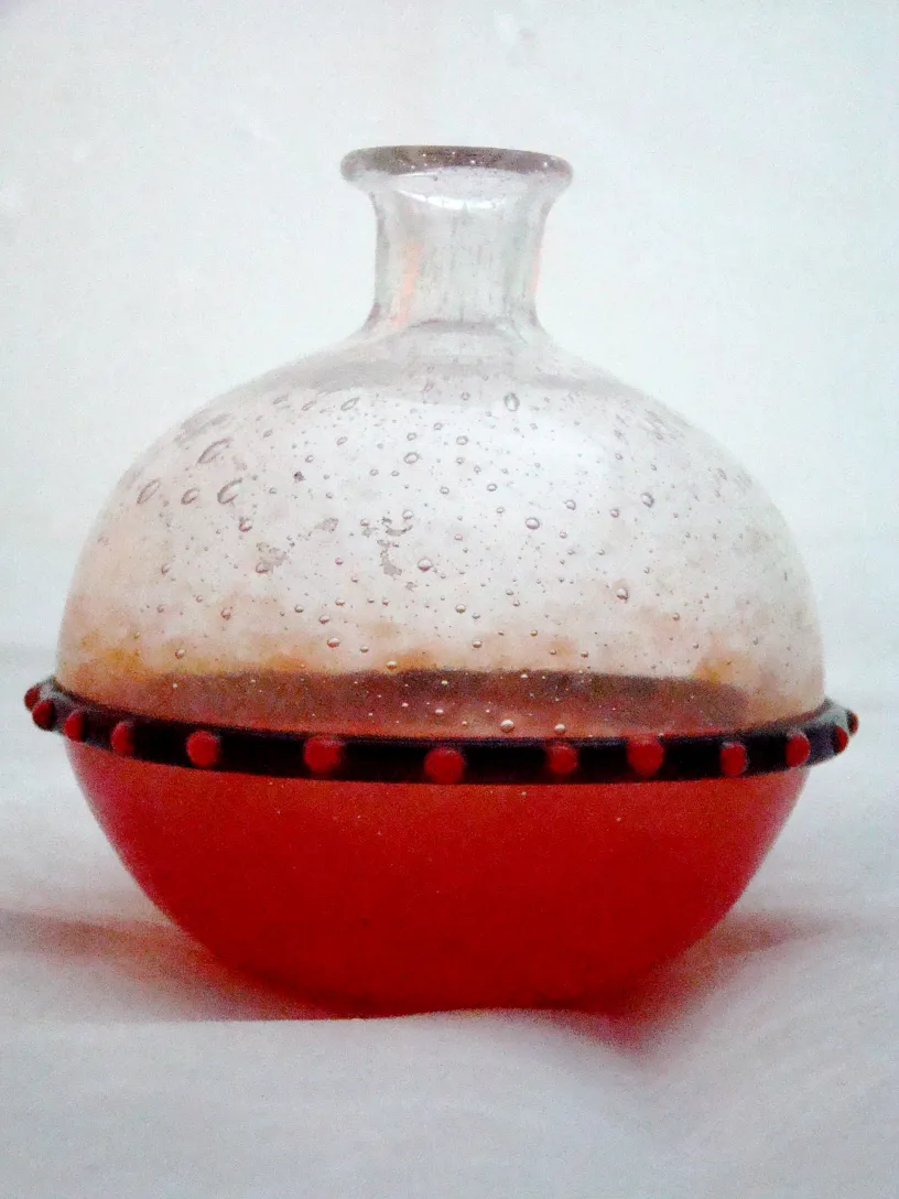 Vidrio antiguo con diseño distintivo y borde decorativo.