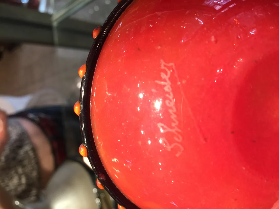 rotes Glas mit Schneider-Unterschrift, antikes Design