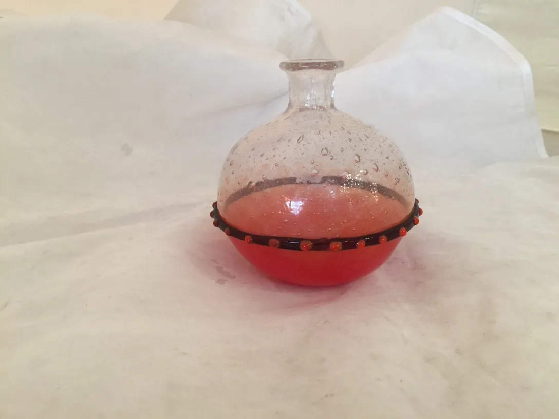 signiertes glas mit roten und schwarzen details, antiquität dekorativ