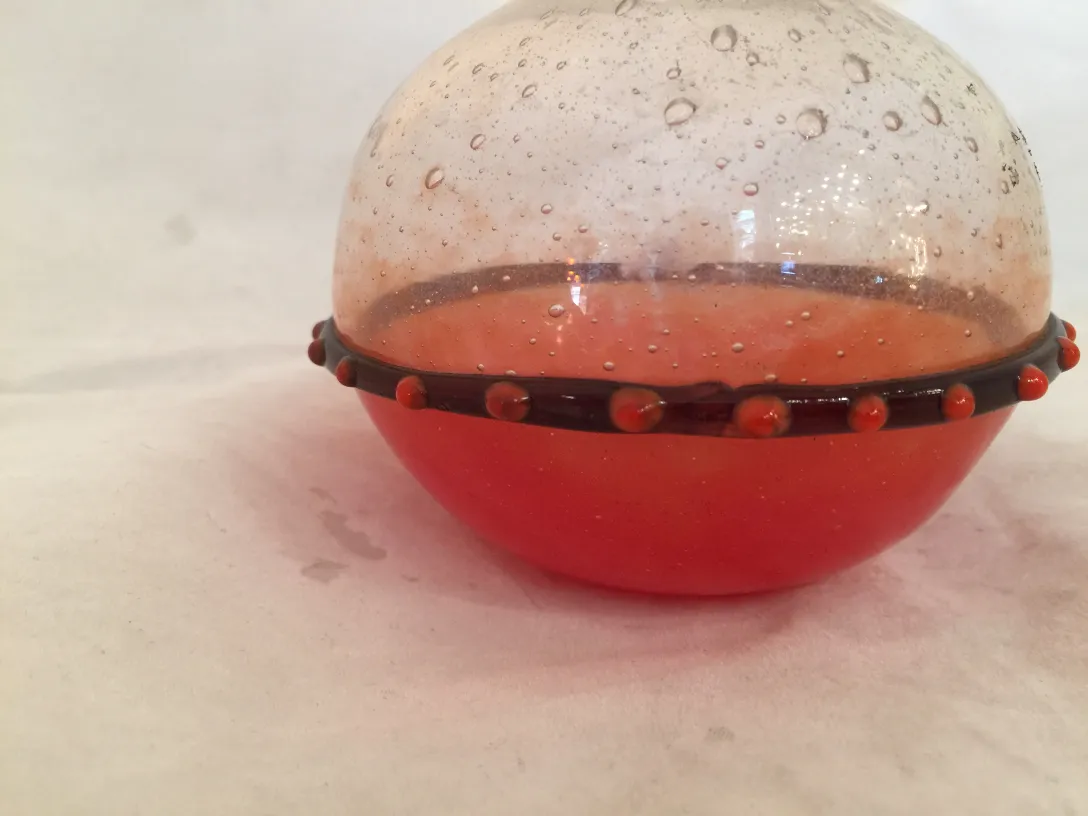 antikes Glas mit Blasen und rotem Dekorrand
