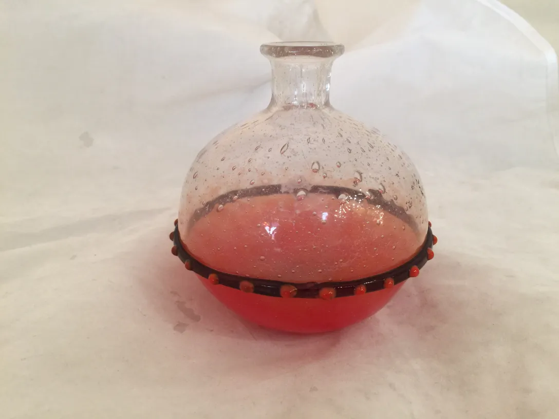 vetro firmato di colore chiaro con base rotonda rossa