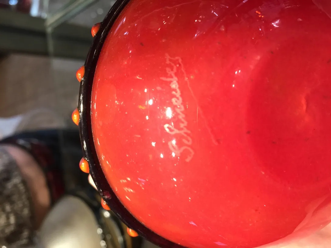 Altes Glas mit Schneider-Unterschrift am Boden, lebhafte Dekoration.