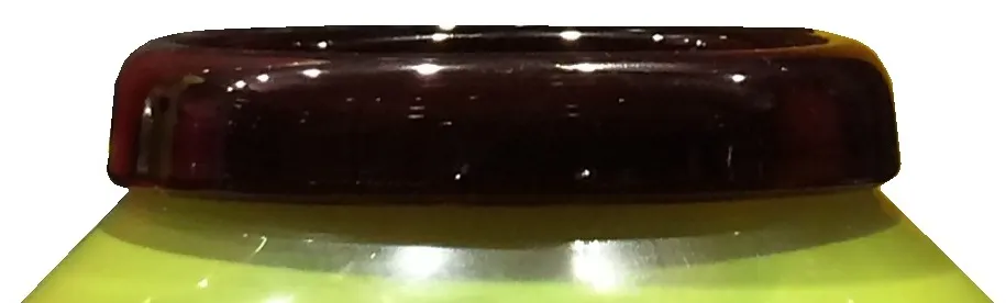 gros plan sur le verre signé avec un design coloré varié