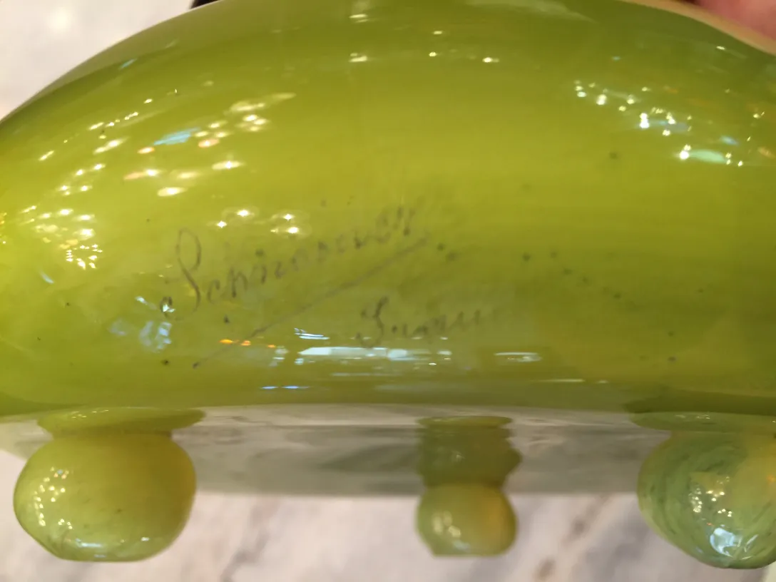 Verre ancien signé Schneider de couleur verte avec des bases rondes.