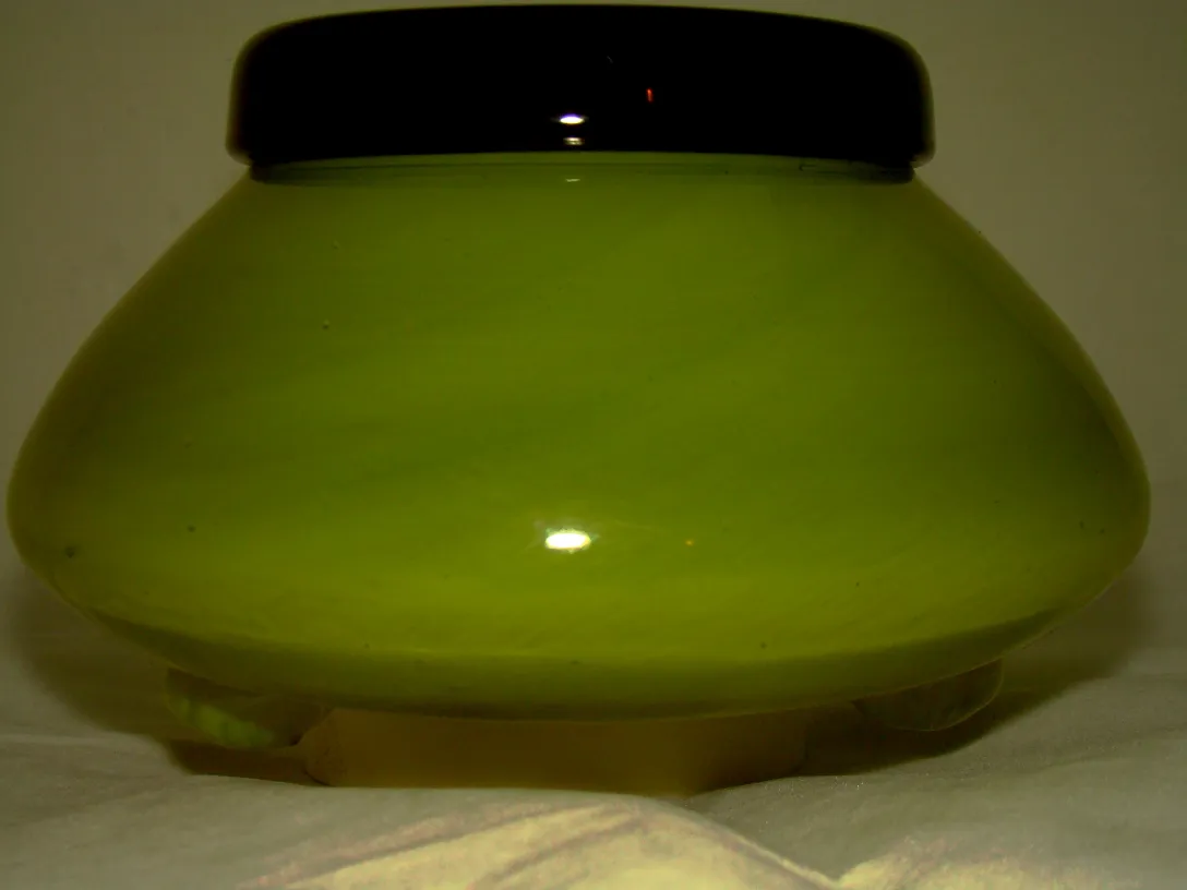 Forma única do vidro antiquidade assinado, cor verde suave.