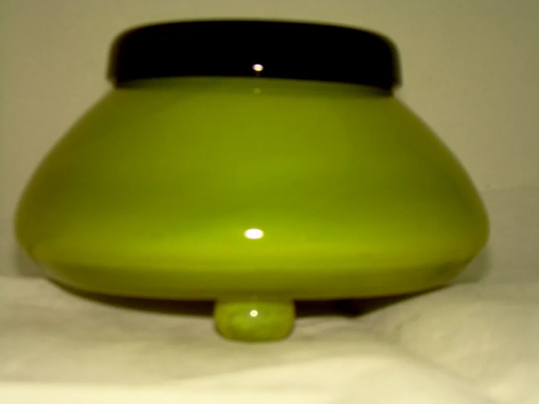 Verre vert avec couvercle noir, signé Schneider, cadre élégant.