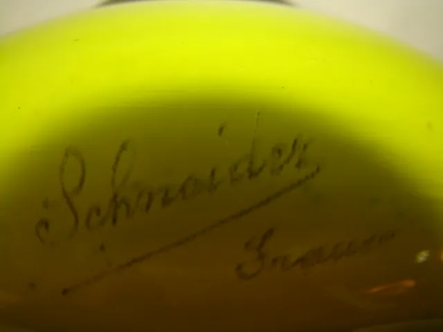 Verre ancien de couleur jaune avec signature de Schneider