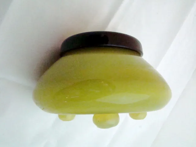 vidro assinado com forma distinta e base em pedestal