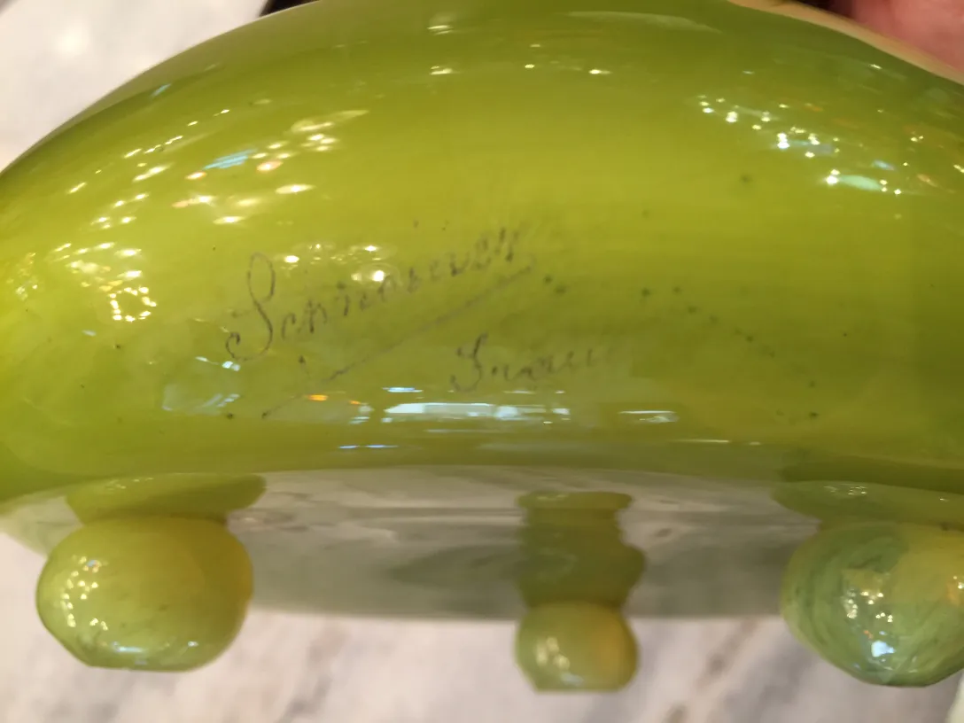 Verre antique signé par Schneider, couleur verte brillante avec des détails lisses.