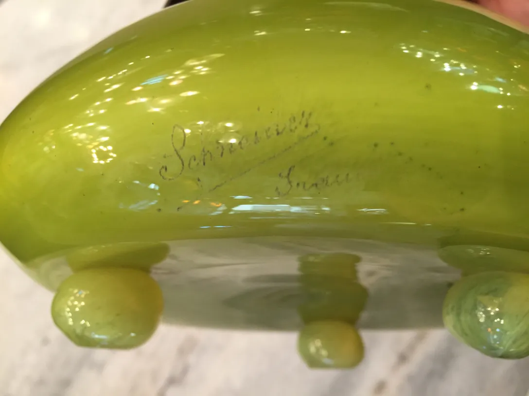 签名玻璃施耐德绿色，带圆形底座。