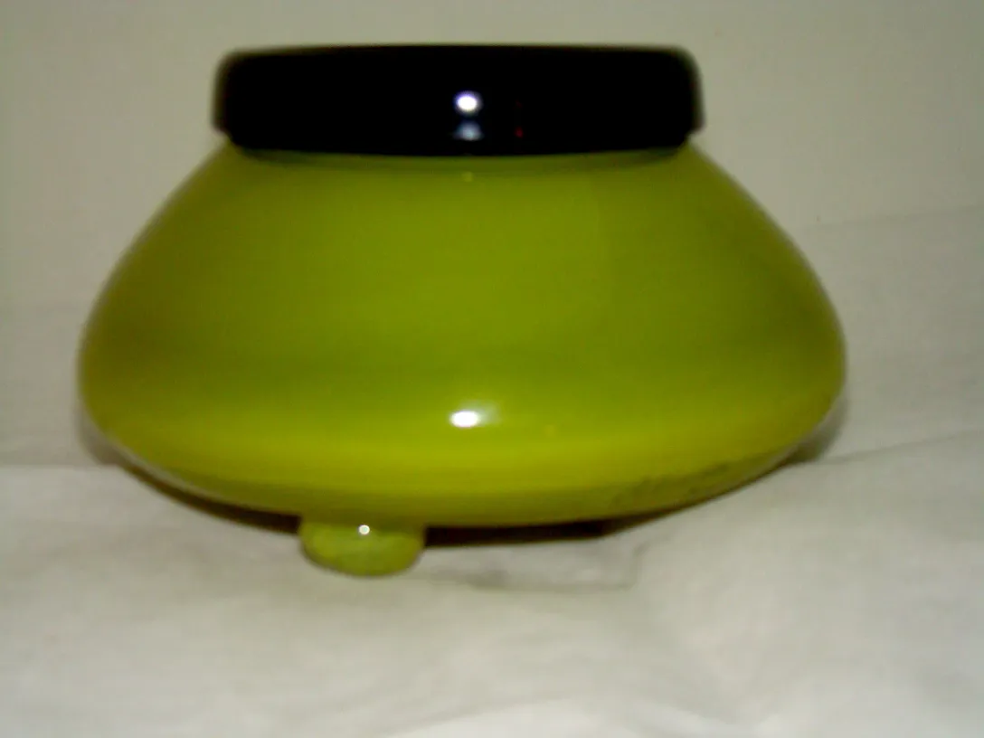 Verre antique signé Schneider de couleur verte avec couvercle noir