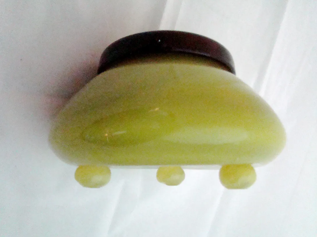 vidro assinado com forma arredondada e base estável, em amarelo