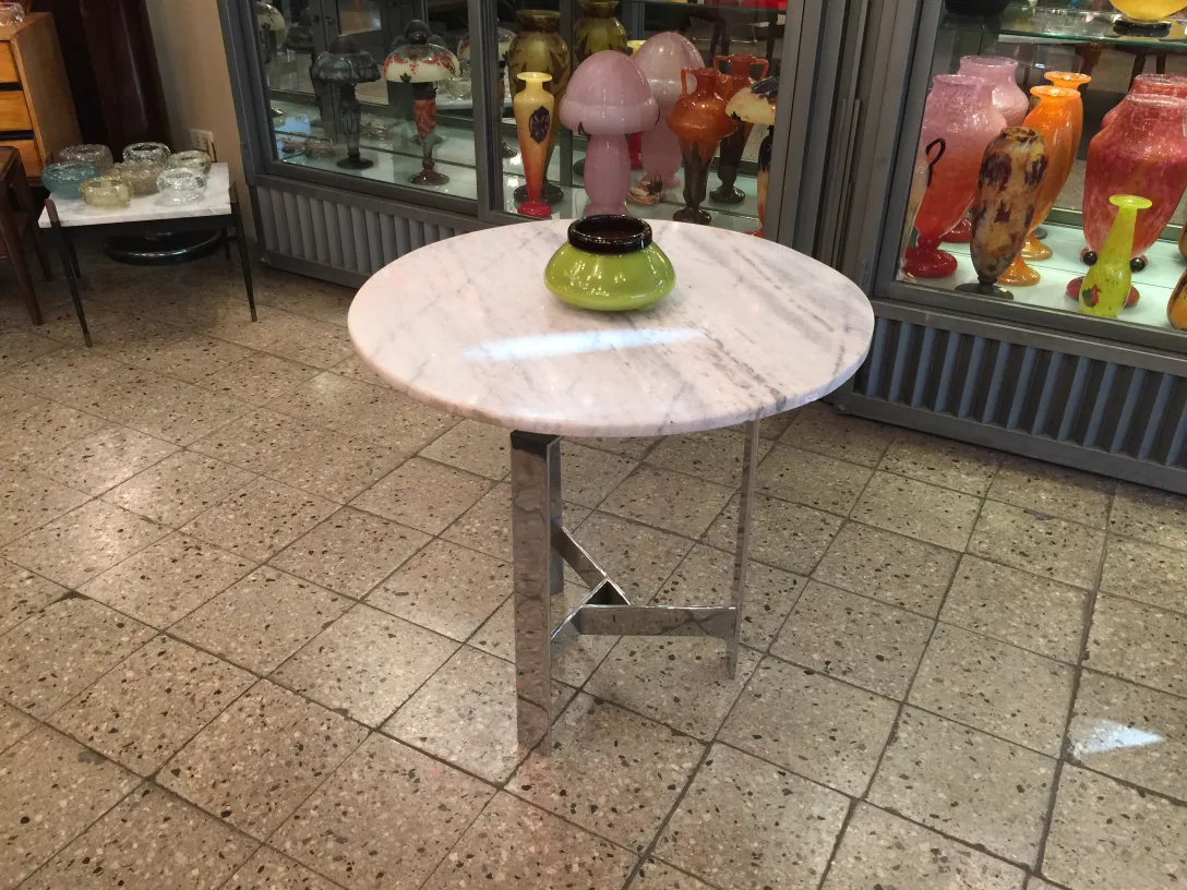 Vidro antigo assinado por Schneider em um ambiente de antiguidades.