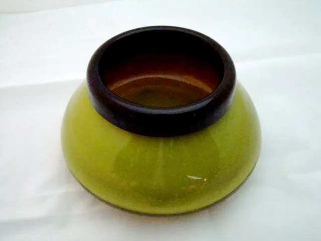 Ansicht eines antiken signierten glases schneider in grüner Farbe mit Details an der Spitze.