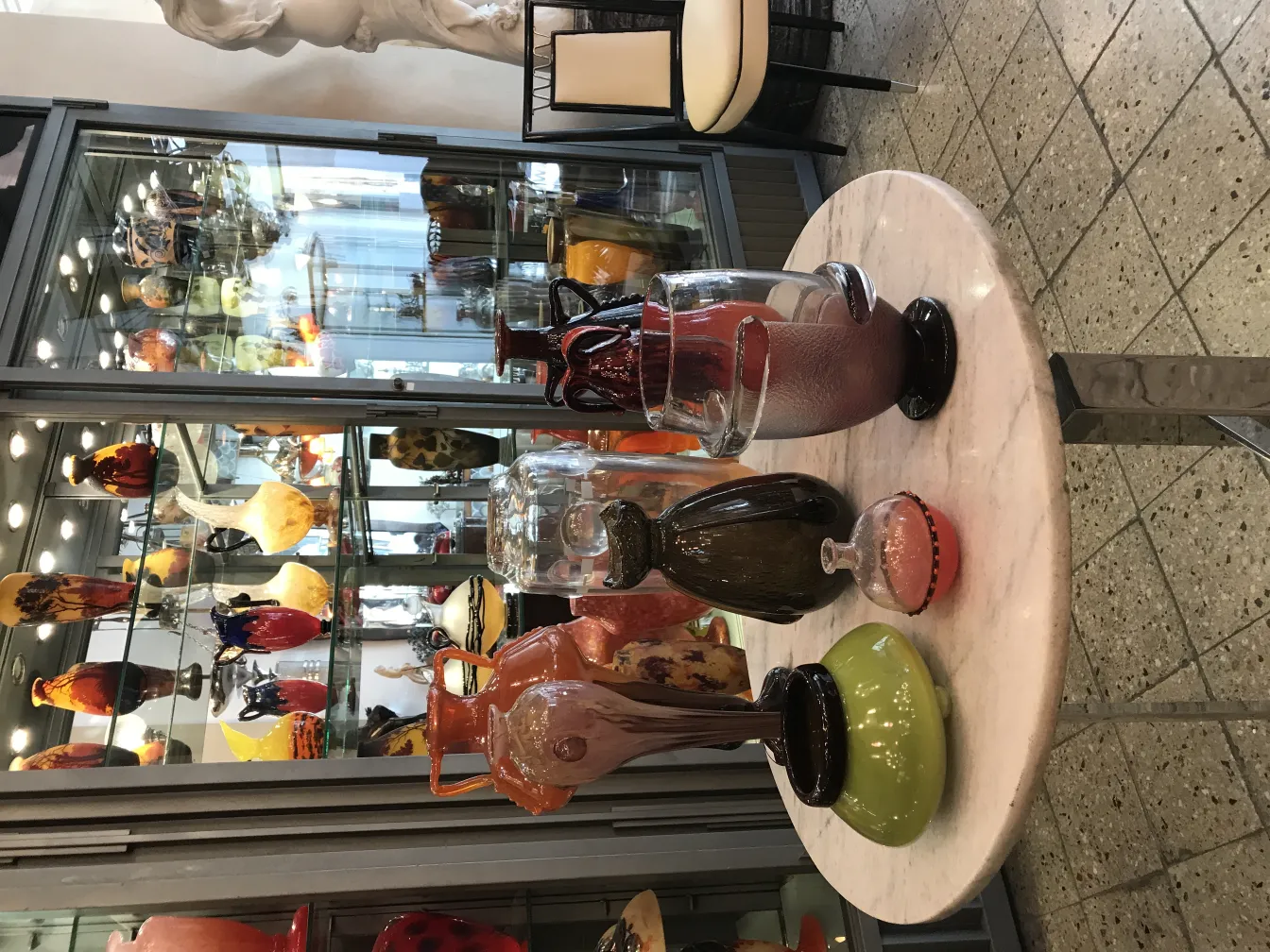 Antikes signiertes Glas von Schneider in einer bunten Umgebung.