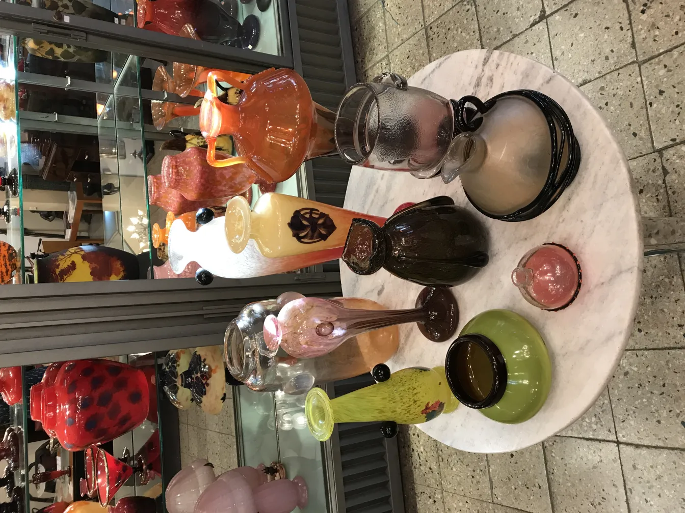 antiquité verre signé schneider français en vitrine