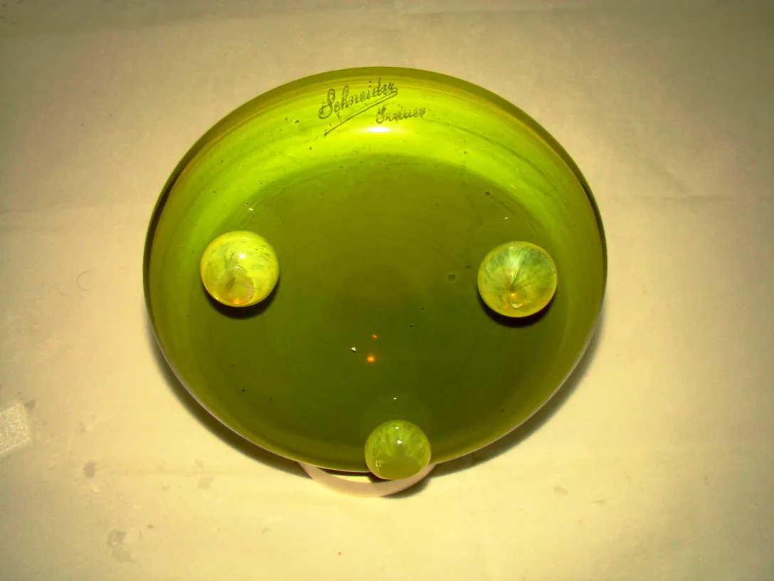 vetro firmato da Schneider con due bolle decorative in un ambiente antico