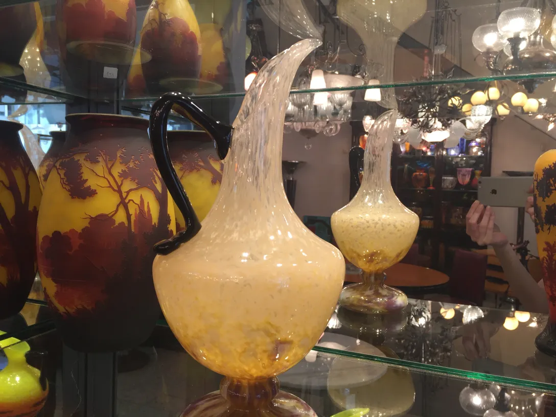 Giara di vetro con firma, stile antico, sfondo decorativo.