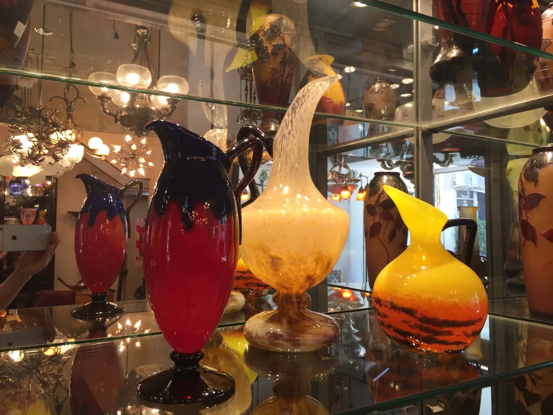 verre signé schneider exposé dans une boutique d'antiquités