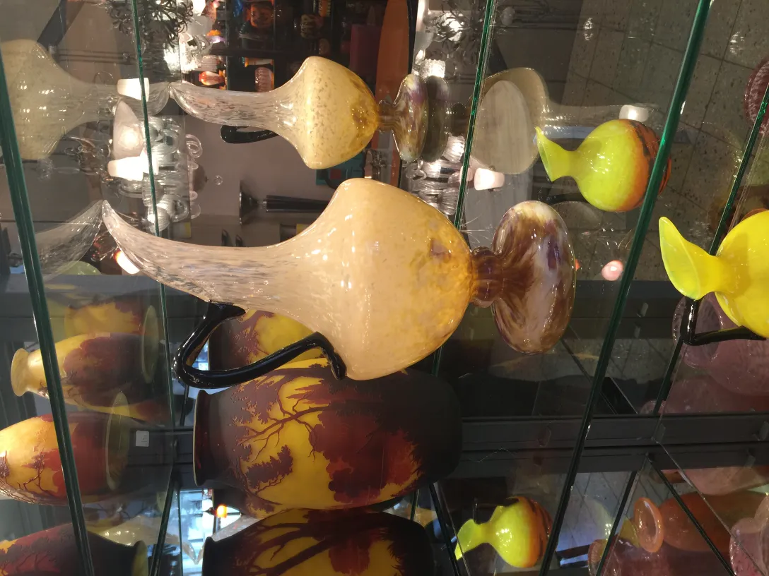 Verre signé antique de Schneider exposé dans une vitrine, décoratif.