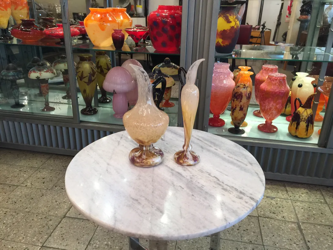 duas jarros de vidro decorativo em um ambiente antigo