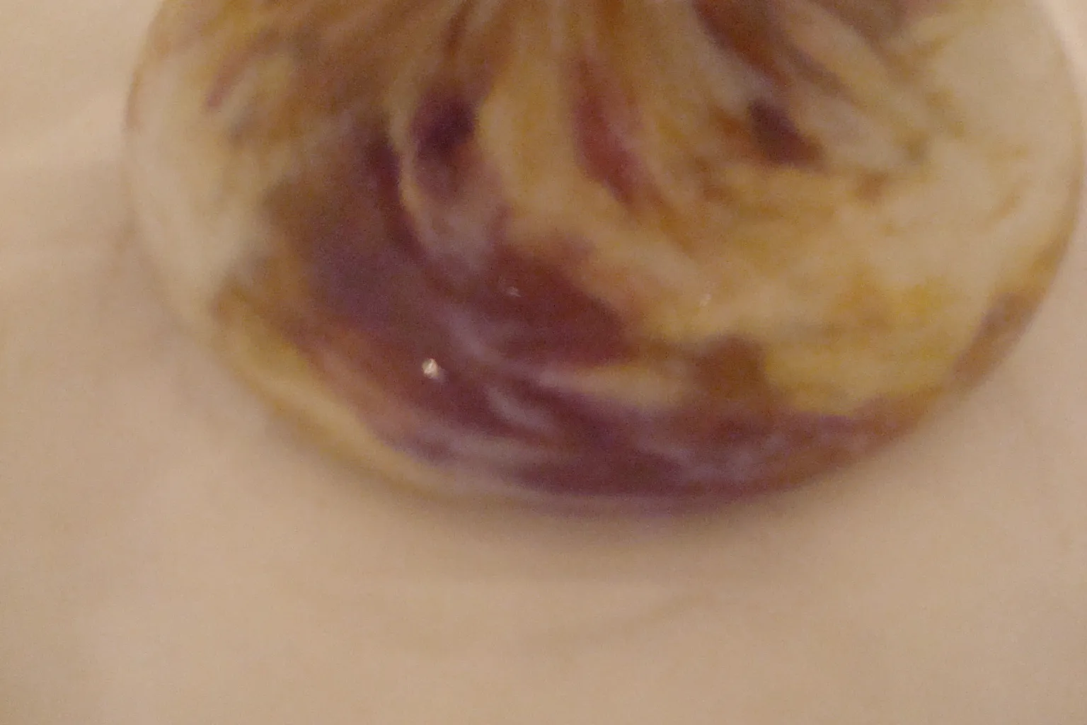 古董签名玻璃，具有装饰性颜色和独特设计。