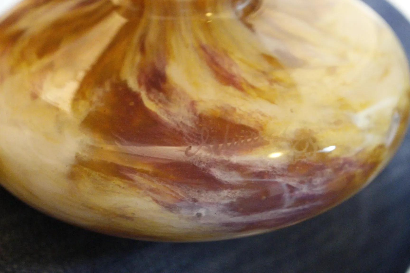 Antikes Glas mit sichtbarer Unterschrift von Schneider an der Basis.