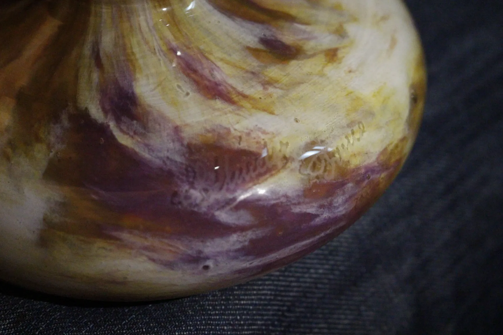 Verre signé de Schneider avec motif en violet et jaune, antiquité française.