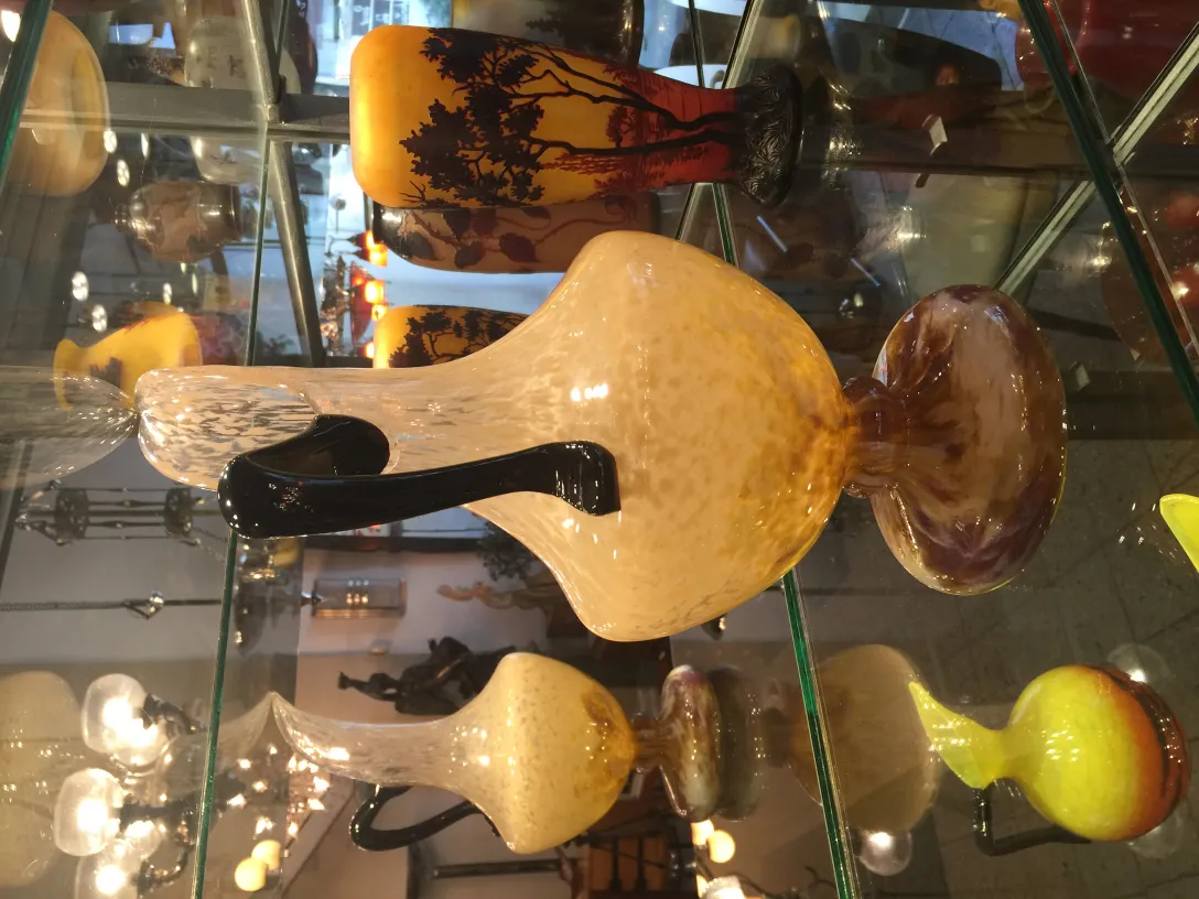 Antikes Glas mit elegantem Design und schwarzem Griff, signiert von Schneider