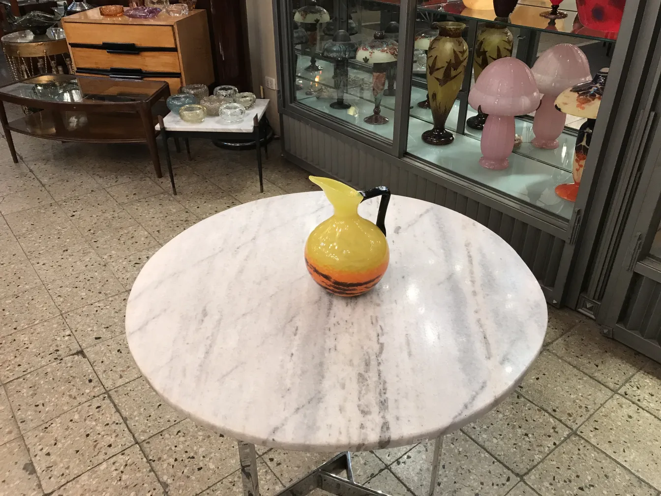 vidro assinado antigo por schneider em um ambiente vintage