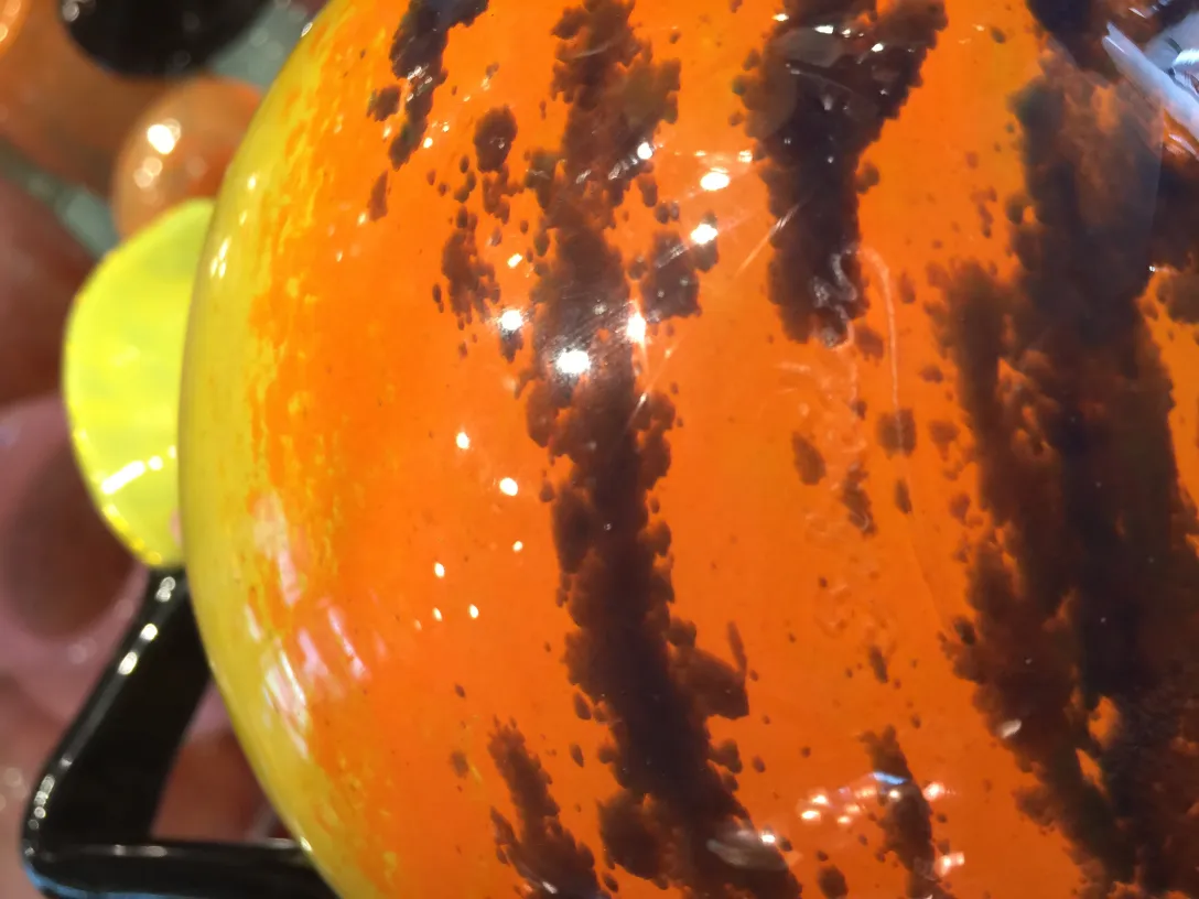 Signiertes Glas Schneider mit lebendigem Design, antik.