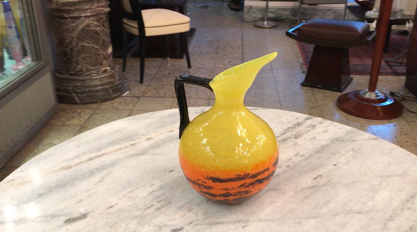 Jarro de vidro com design amarelo e laranja, antiguidade decorativa