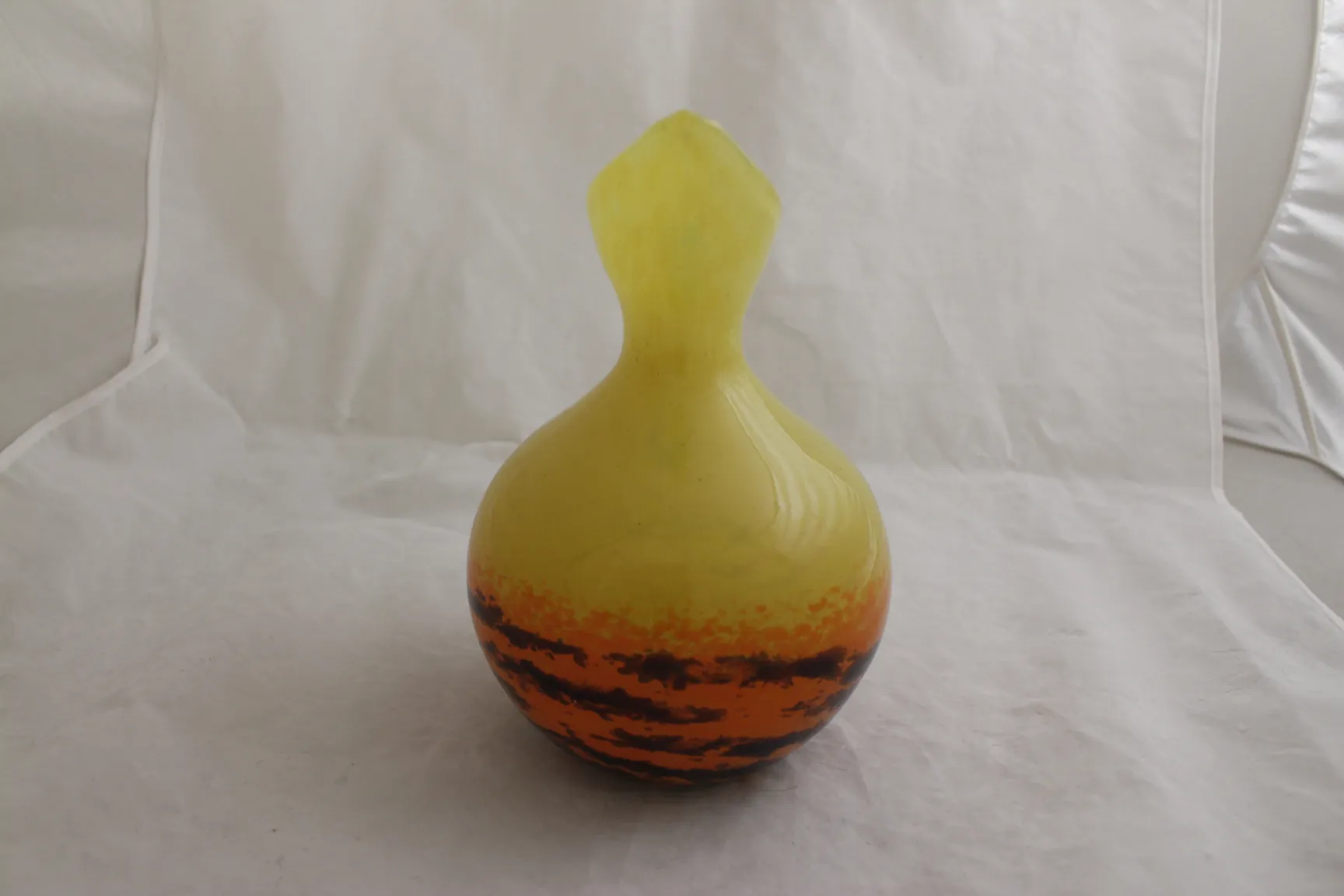 signiertes glas schneider mit einem bunten und einzigartigen design, sichtbare antiquität