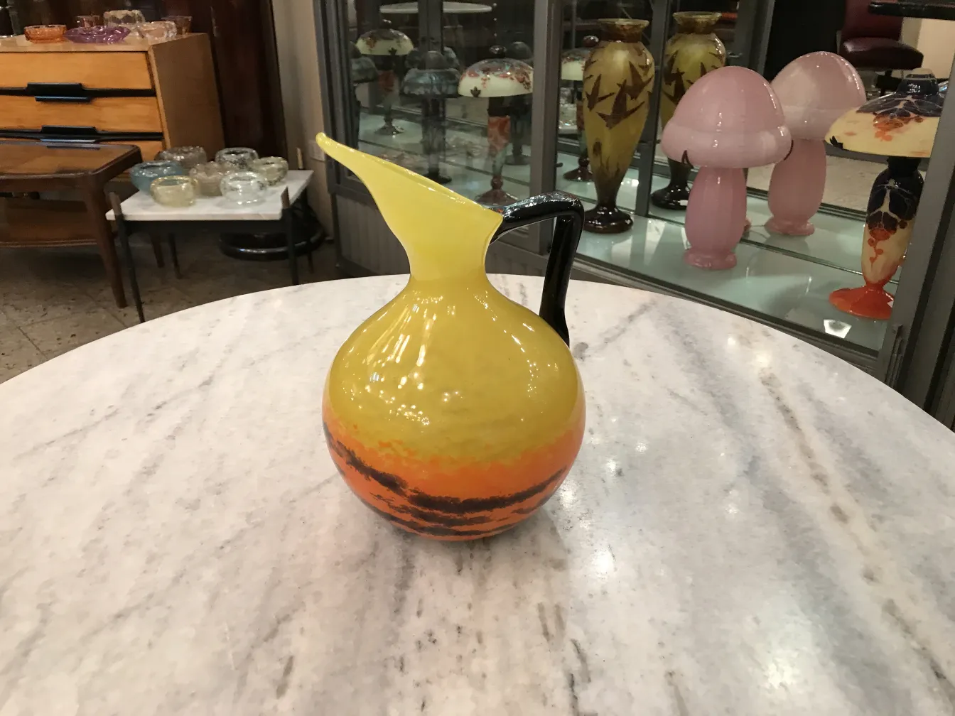 carafe ancienne avec couleurs chaudes et signature