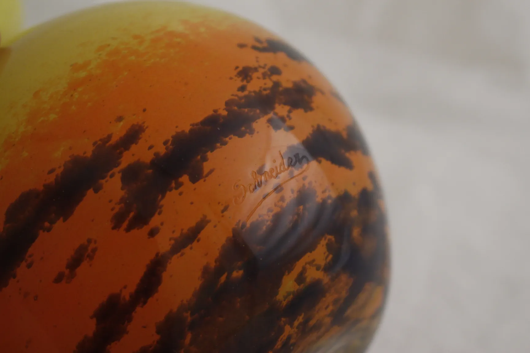 Vidro antigo com assinatura na base, decoração em tons de laranja e marrom, estilo Schneider.