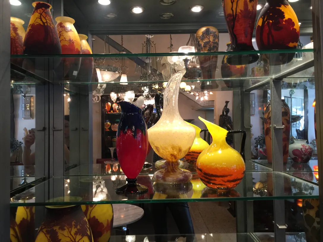 SIGNED GLASS Schneider on display with colorful patterns