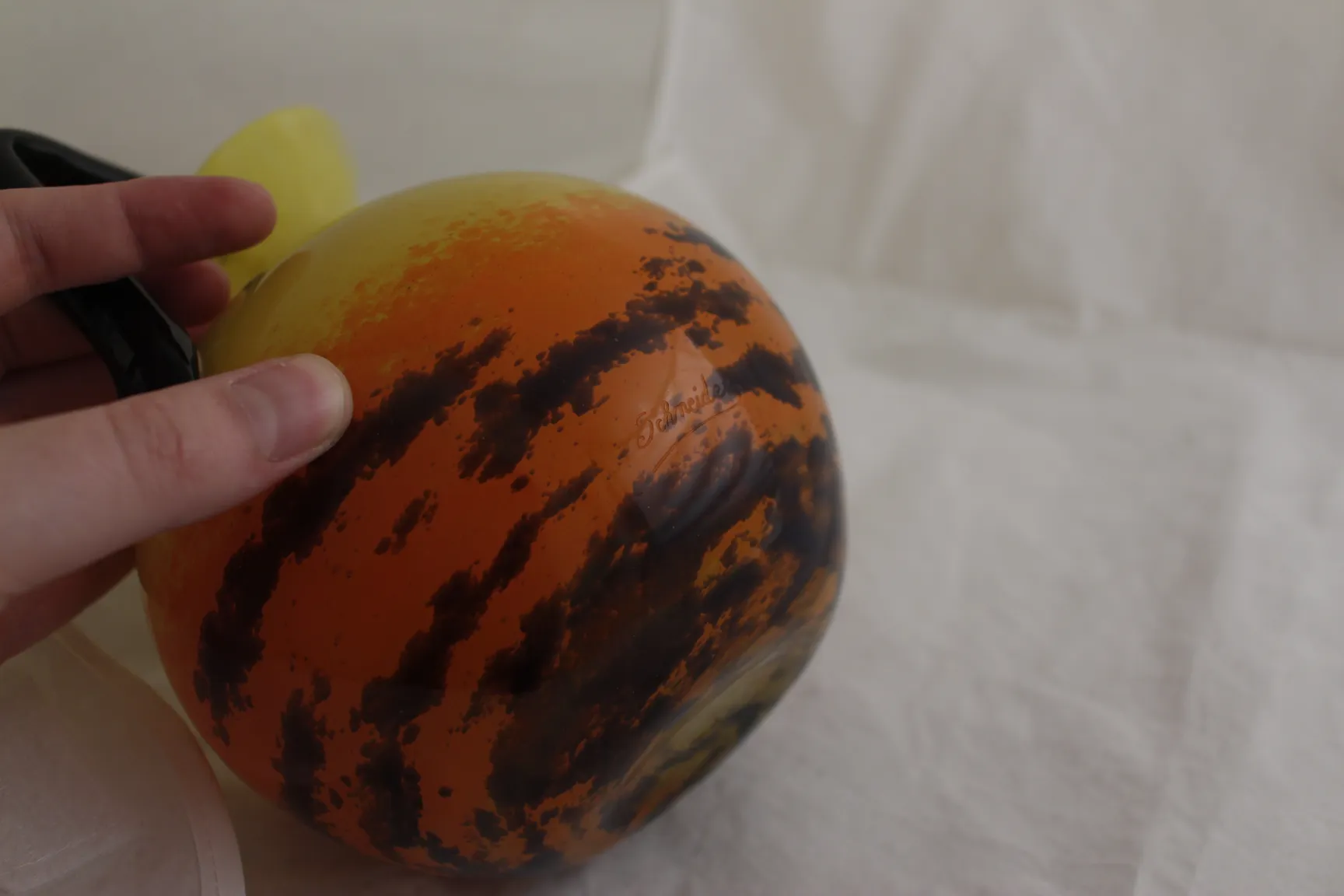 Vidro redondo com cores laranja e preto, assinado