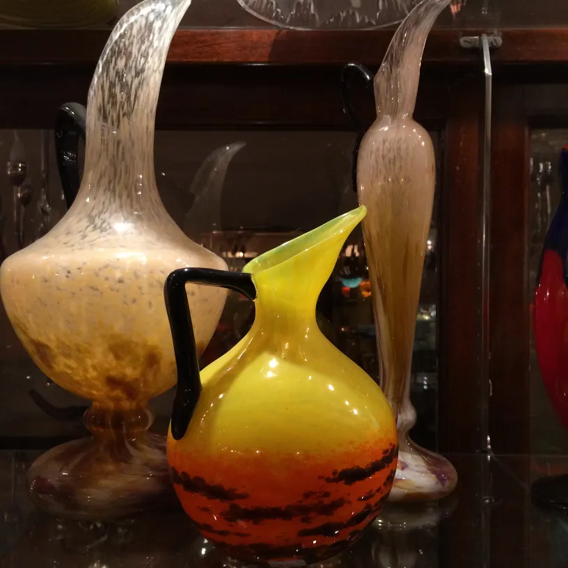 verre jaune signé avec base décorative, antiquité